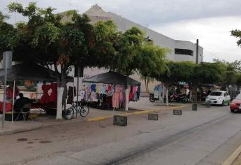 Atienden supuesto acaparamiento de banquetas por puesteros al exterior del IMSS de Los Mochis