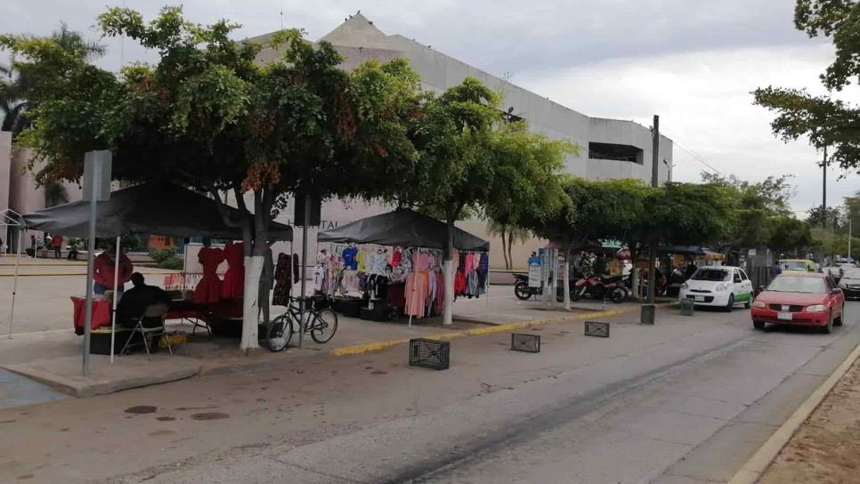 Atienden supuesto acaparamiento de banquetas por puesteros al exterior del IMSS de Los Mochis