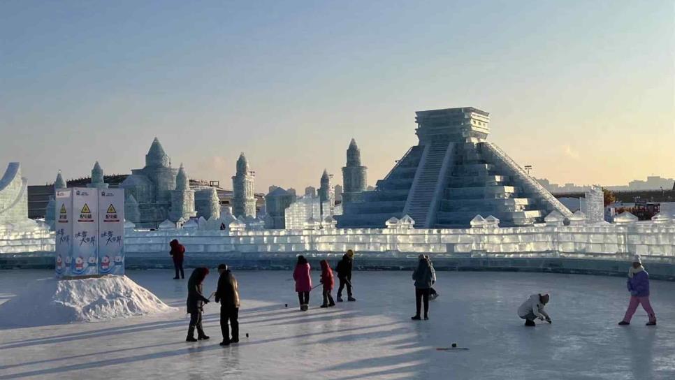 Exhiben una Pirámide de Kukulkán de hielo en festival del norte de China