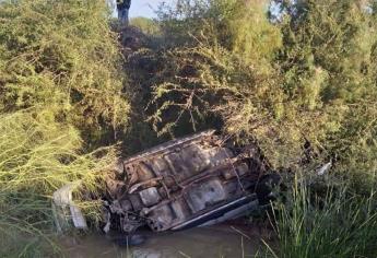 Hombre vuelca y cae a dren en Tabelojeca, Ahome