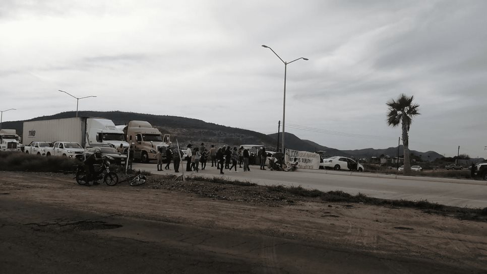 Bloquean precaristas ambos carriles de la «Mochis-Topo»