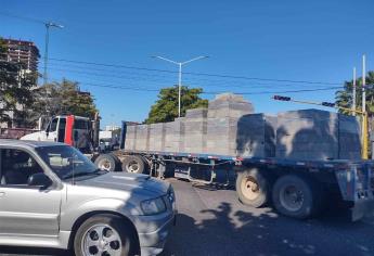 Se desprende caja de tráiler cargada de blocks y bloquea el bulevar Sánchez Alonso