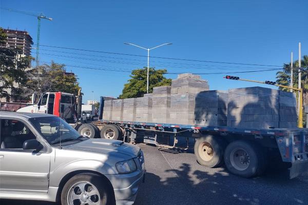 Se desprende caja de tráiler cargada de blocks y bloquea el bulevar Sánchez Alonso