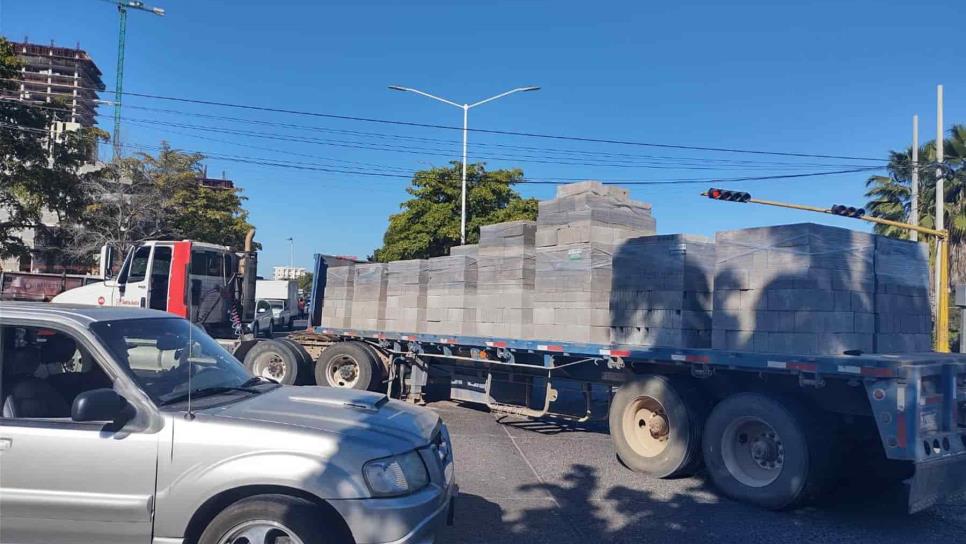 Se desprende caja de tráiler cargada de blocks y bloquea el bulevar Sánchez Alonso