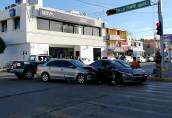 Aparatoso choque en el centro de Los Mochis deja tres personas lesionadas