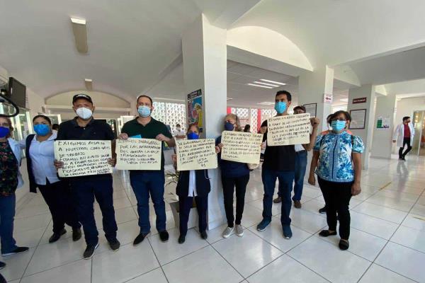 Se manifiestan empleados de la Salud por despidos injustificados