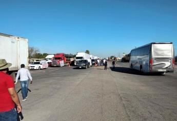 Transportistas bloquean la México 15 en Las Brisas, Guasave