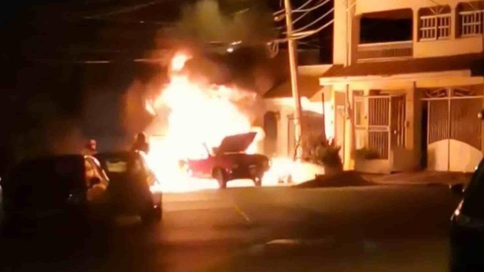 Camioneta termina en cenizas en Casa Blanca