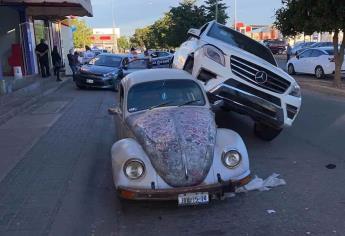 Camioneta de lujo queda arriba de un «bocho» tras aparatoso choque, en Culiacán