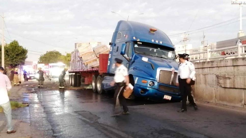 Tráiler choca contra puente en el sector Del Valle y causa derrame de combustible, en Culiacán