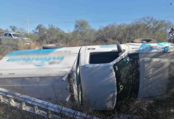 Joven resulta ileso tras volcar en la carretera hacia Choix