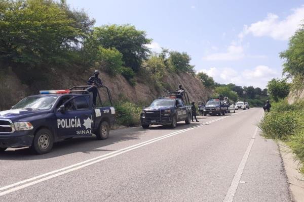 Aseguran camioneta abandonada tras chocar contra ambulancia