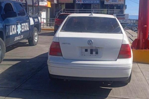 Policías estatales recuperan vehículo reportado como robado, en Culiacán
