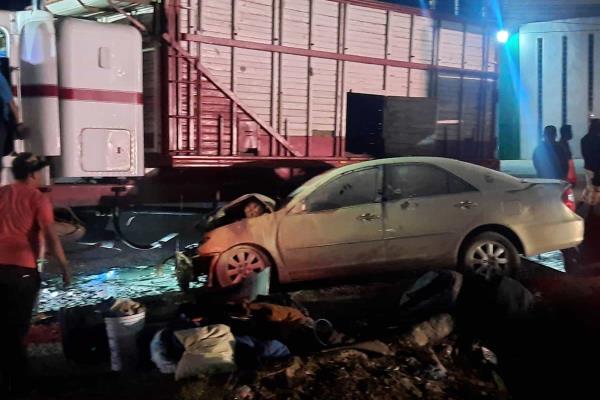 Un hombre herido tras encontronazo entre torton y automóvil, en La Costerita