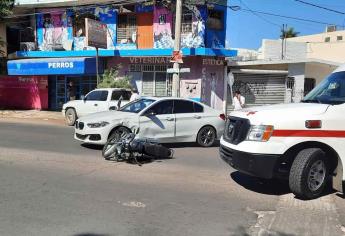 Motociclista choca contra automóvil de lujo y queda lesionado