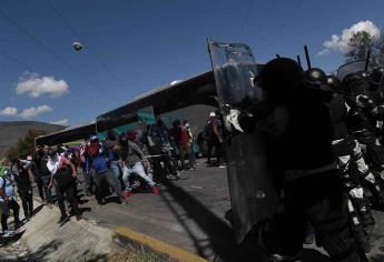 Estudiantes de Ayotzinapa chocan con Guardia Nacional de México en protesta