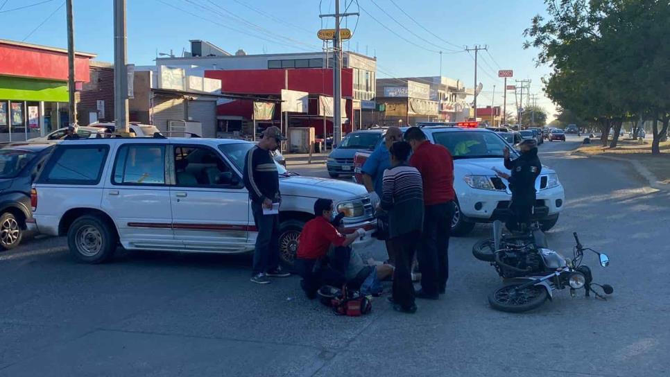 Camioneta choca contra motocicleta y conductor termina en el hospital