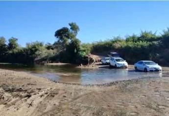 Conductores se la juegan cruzando el río en El Quelite