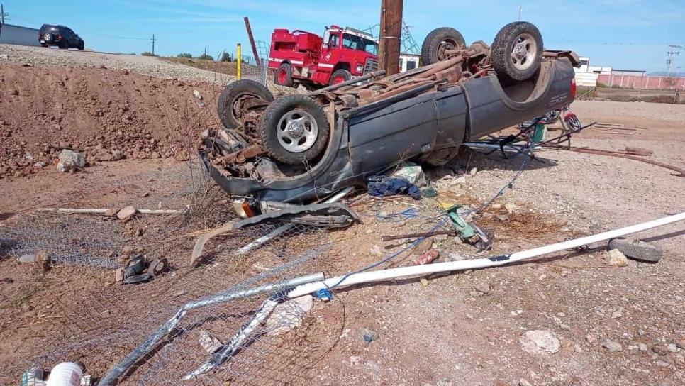 Una camioneta termina destrozada tras una volcadura en el Valle del Carrizo