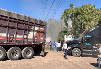 Transportistas del estado toman acceso de bodega, pelean la acarreos de fertilizante