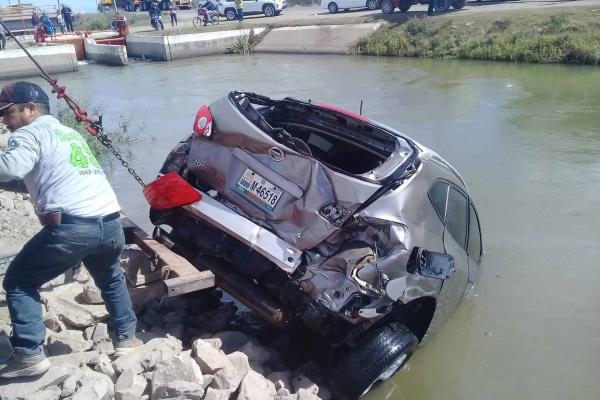 Joven cae al canal Lateral 18 en su vehículo