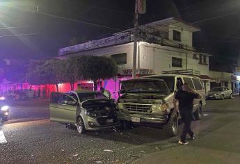 Conductora no respeta alto y choca contra camioneta donde viajaba grupo musical, en Culiacán