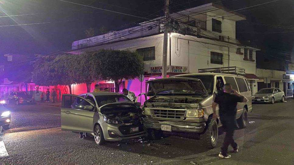 Conductora no respeta alto y choca contra camioneta donde viajaba grupo musical, en Culiacán