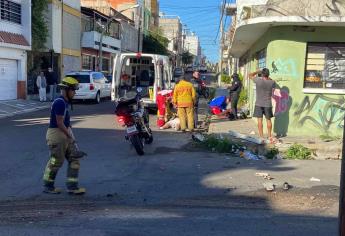 Se pasan el alto y camioneta de Correos los arrolla, en Mazatlán