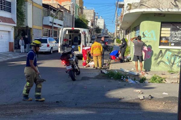 Se pasan el alto y camioneta de Correos los arrolla, en Mazatlán