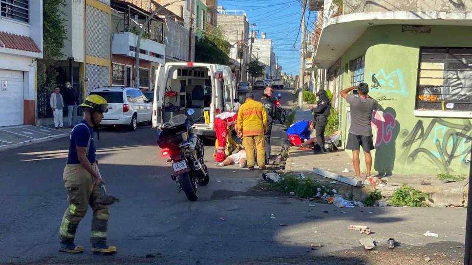 Se pasan el alto y camioneta de Correos los arrolla, en Mazatlán