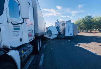 Chocan dos tractocamiones en «La Costera» contra otro estacionado