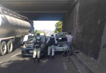 Conductor pierde el control y queda prensado al impactar contra otro vehículo, en La Costerita