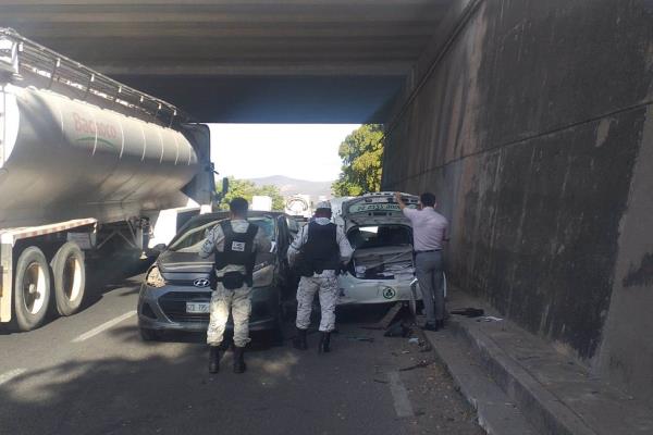 Conductor pierde el control y queda prensado al impactar contra otro vehículo, en La Costerita
