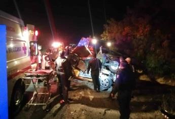 Un muerto y dos heridos tras choque de auto contra tractor, en Navolato