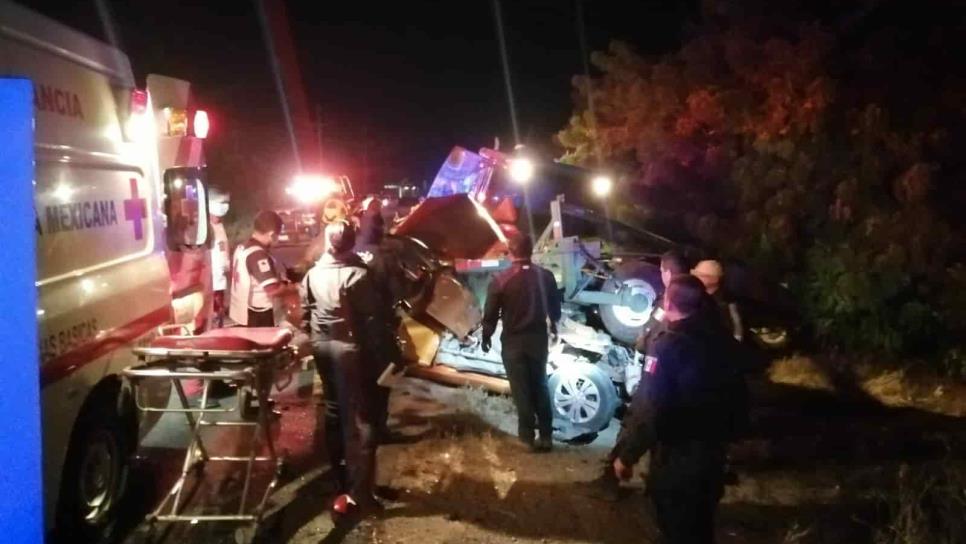 Un muerto y dos heridos tras choque de auto contra tractor, en Navolato