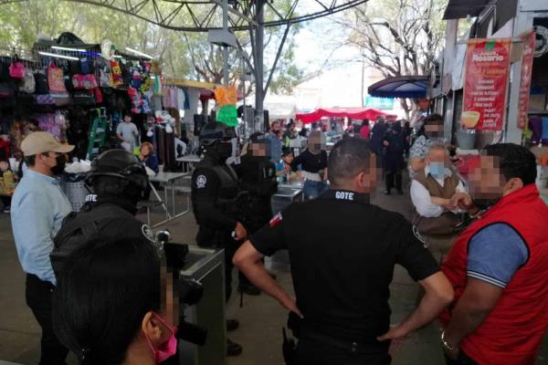 Taqueros del Mercado Zona 030, en Los Mochis, se agarran a golpes por los clientes