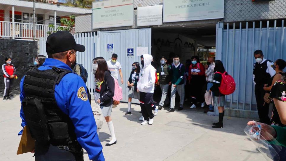 Adolescente lleva pistola a su escuela y se dispara en la mano por accidente