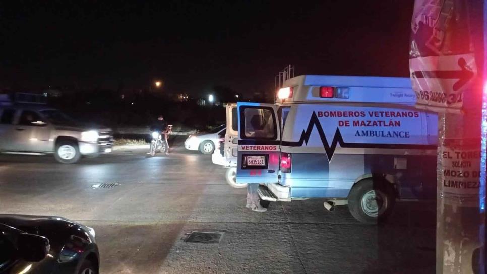 Se pasa el alto y atropella a motocicleta; un niño resulta herido