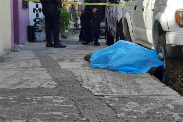 Hombre se golpea con la banqueta y muere, en Culiacán