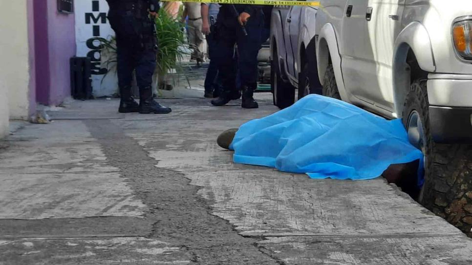 Hombre se golpea con la banqueta y muere, en Culiacán