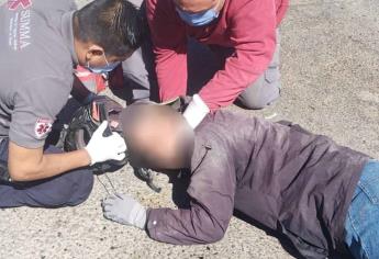 Motociclista termina en el hospital al derrapar en San Isidro, Ahome