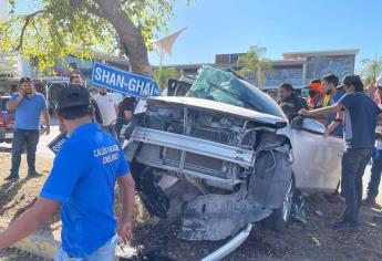 Auto choca contra árbol en Culiacán; sus ocupantes resultan lesionados