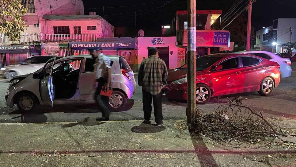 Hombre sufre lesión de espalda tras choque en la colonia Centro de Culiacán