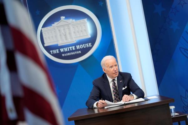 Biden acusa a Putin de un ataque injustificado y premeditado contra Ucrania