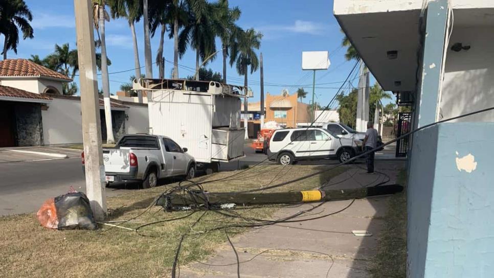 Vehículo derriba poste de telefonía y huye, causa daños materiales