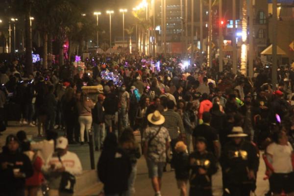 Fascina el espectáculo por el  combate naval del Carnaval de Mazatlán 2022