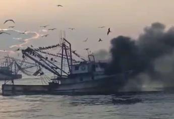 Se incendia barco camaronero de Mazatlán en Chiapas