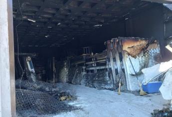 Se incendia bodega de colchones en Batamote
