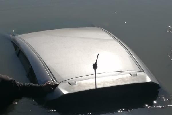 Joven cae en su camioneta al Canal Lateral 18