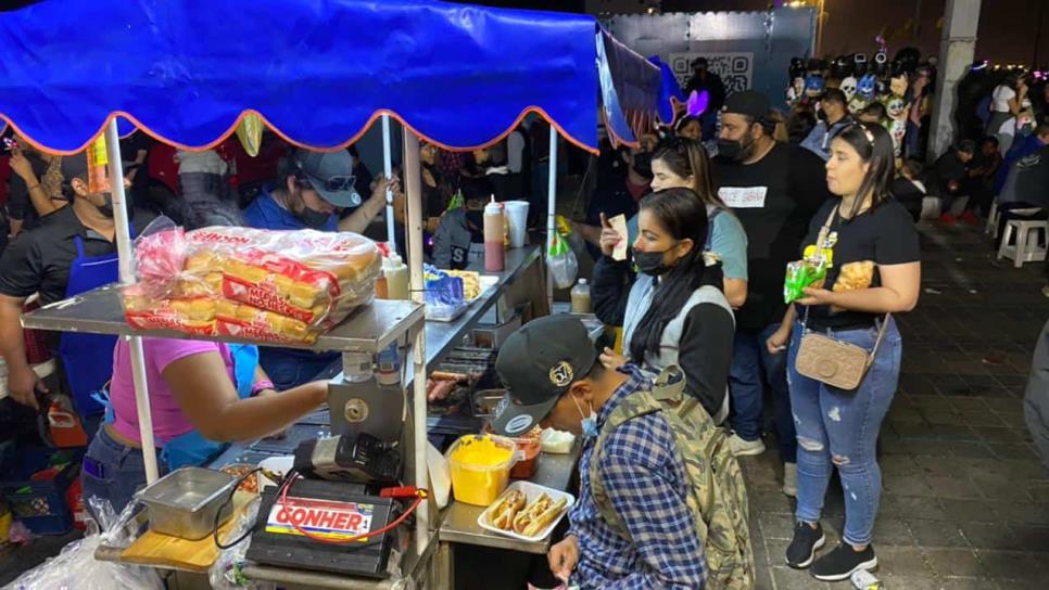 Abarrotados los puestos de comida por Carnaval